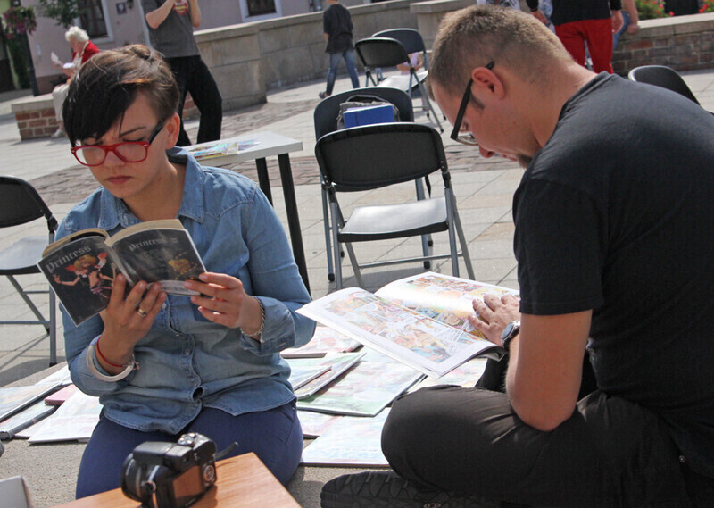 Zdjęcie 2: Czytali komiksy w Rynku Trybunalskim