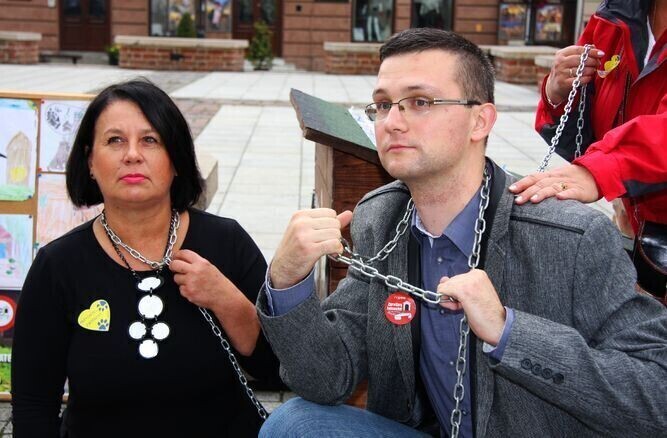 Przykuli się do psiej budy