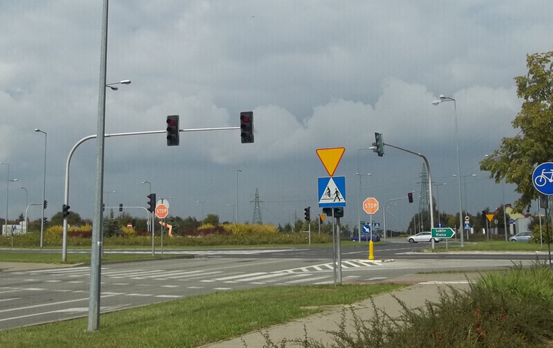 Zdjęcie 2: Brakuje chodnika, świateł i barier