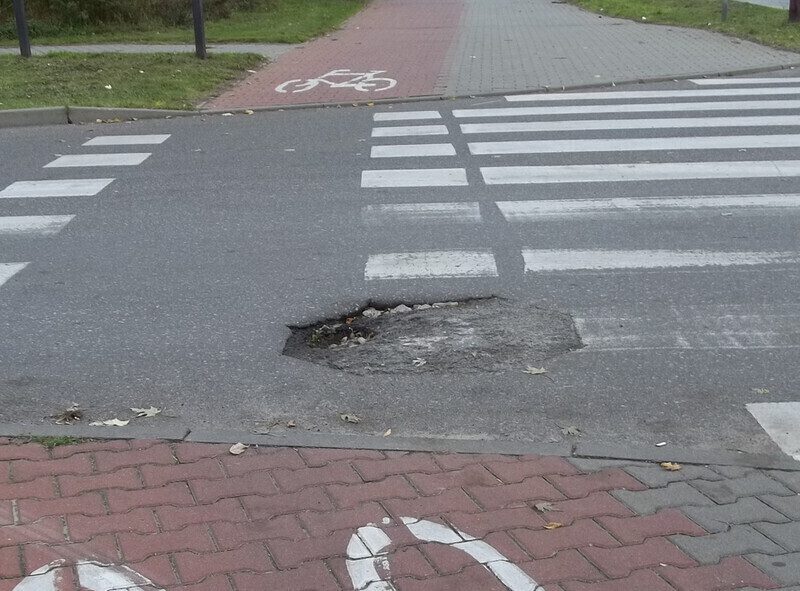 Zdjęcie 3: Brakuje chodnika, świateł i barier