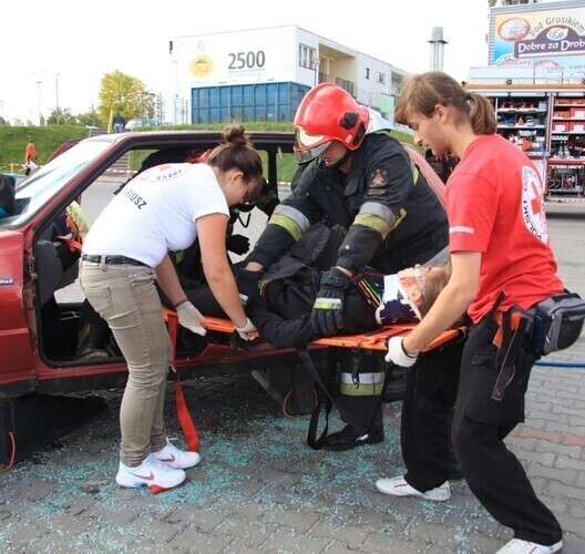 Pocięli samochód wyciągnęli ranną