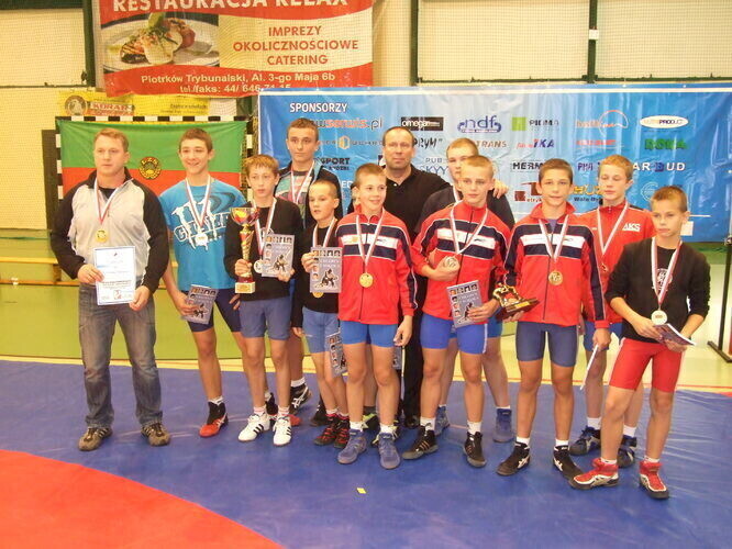 Zmienna postawa zapaśników AKS