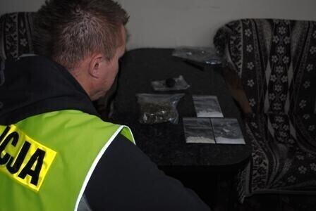 Zdjęcie 1: Biegał po klatce nago, umazany białym proszkiem