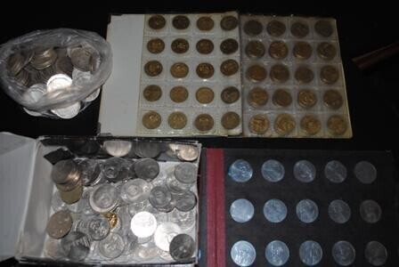 Zdjęcie 2: Biegał po klatce nago, umazany białym proszkiem