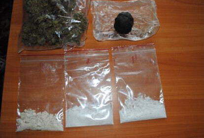 Zdjęcie 3: Biegał po klatce nago, umazany białym proszkiem