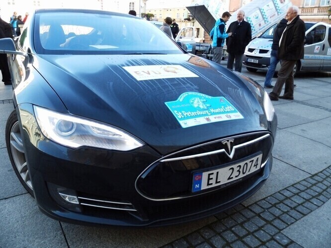 Elektryczne pojazdy wystartowały ze Starego Miasta