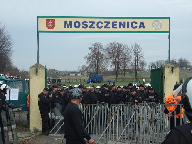 Moszczenica przypominała oblężoną twierdzę