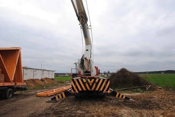 Deski spadły z dźwigu. 43-latek nie żyje