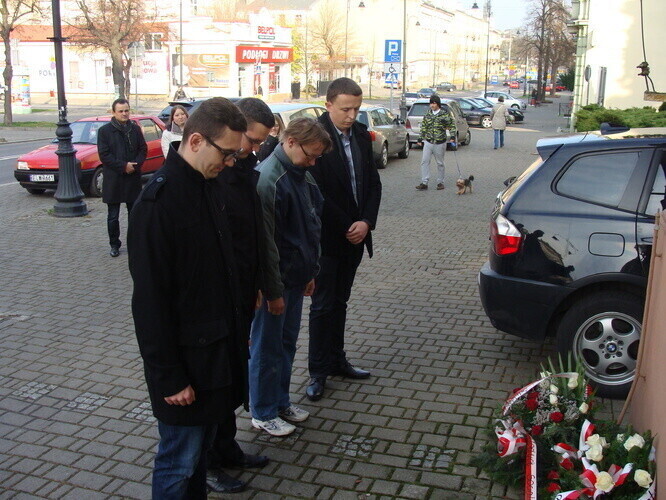 Lewica złożyła kwiaty przy tablicy Ireny Sendlerowej