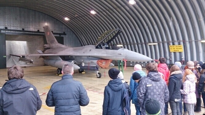 Piotrkowianie z wizytą w lotniczej bazie