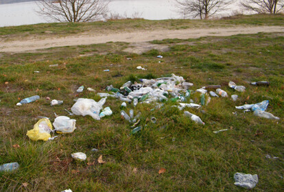 Zdjęcie 1: Nadal śmiecą nad Zalewem Sulejowskim