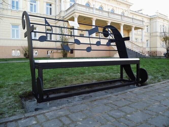 Melodyjne ławki przed Szkołą Muzyczną
