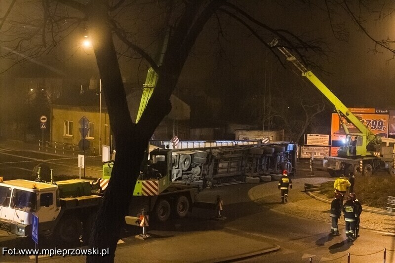 Zdjęcie 2: TIR przewrócił się na rondzie