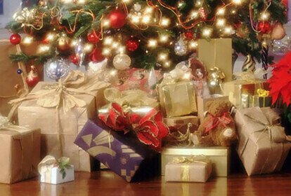 Zdjęcie 1: Kto przynosi prezenty pod choinkę?