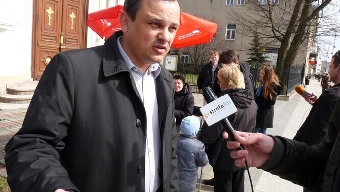 Zniszczono tablicę przed biurem posła SLD