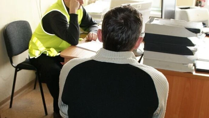 Doradzał przy kupnie auta, później ukradł pieniądze