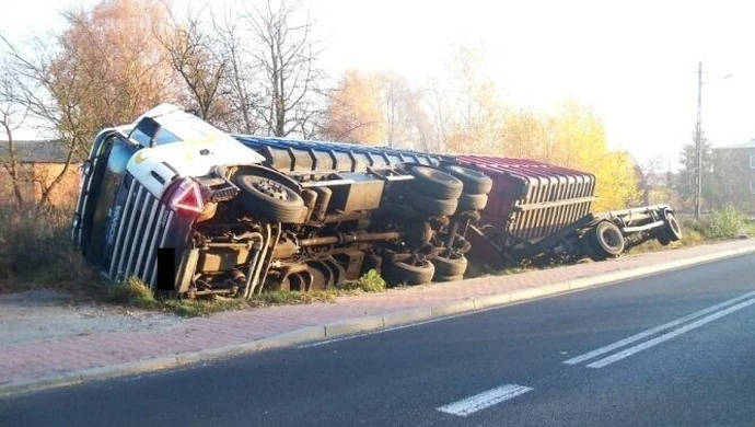Droga Kącik – Mzurki nadal dewastowana przez tiry