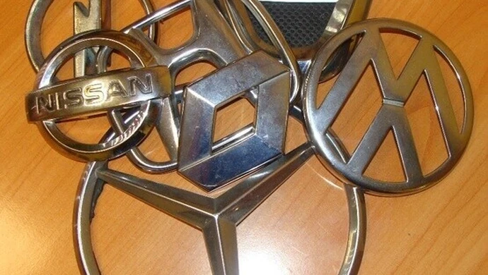 Kradli emblematy z samochodów, zostali złapani