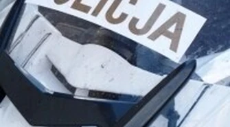 Emocje wyładowali na samochodowych lusterkach