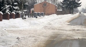 Służby drogowe odśnieżają, mieszkańcy zasypują