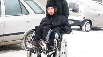 Na wózku inwalidzkim po mandat