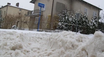 Matka wozi niepełnosprawnego na sankach