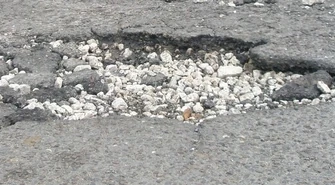 Radny wjeżdża w dziurę – koło do naprawy