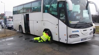 Autobus urwał koło na rondzie Sulejowskim