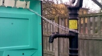 Toaletę postanowili przykuć łańcuchem