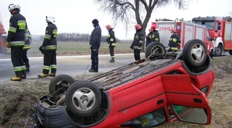 Dwa samochody dachowały – na drogach ślisko
