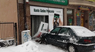 Wjechał peugeotem w budynek banku