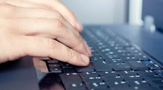 21-latka wyłudzała pieniądze przez Internet