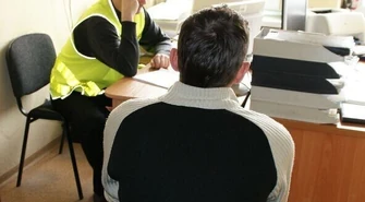 Doradzał przy kupnie auta, później ukradł pieniądze