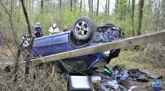 Samochód uderzył w słup energetyczny. Jedna osoba nie żyje