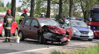 Wypadek na Łódzkiej - opel wylądował w rowie