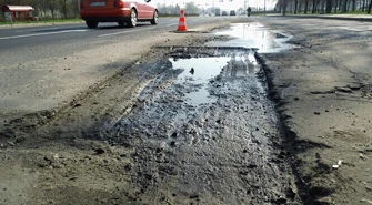 Wjechał w dziurę... nie on jeden