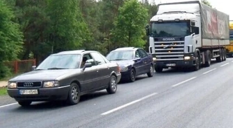 Została wyrzucona z pędzącego samochodu?