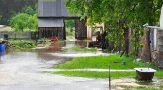 Zalane piwnice i podmyte gospodarstwa