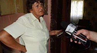 Robotnicy rozbierają jej dom