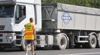 Chłopaków biją na moście