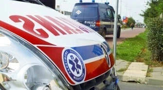 Clio uderzyło w latarnię – kierowca w szpitalu