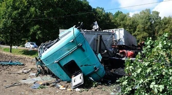 Zderzenie dwóch ciężarówek - kierowcy w szpitalu