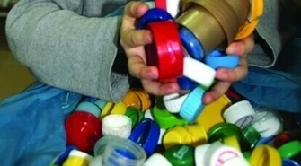 Zebrali nakrętki – pomogą czwórce dzieci