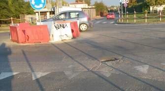 Dziury na skrzyżowaniu Polnej i Kostromskiej