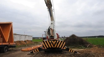 Deski spadły z dźwigu. 43-latek nie żyje