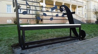 Melodyjne ławki przed Szkołą Muzyczną 
