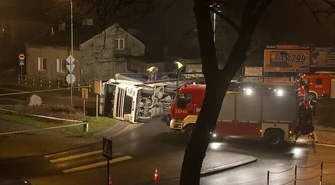 TIR przewrócił się na rondzie