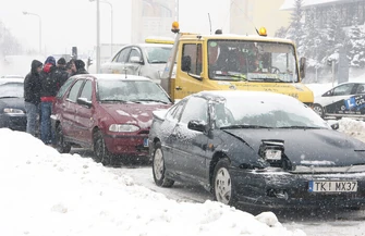 Karambol na skrzyżowaniu zderzyły się cztery samochody