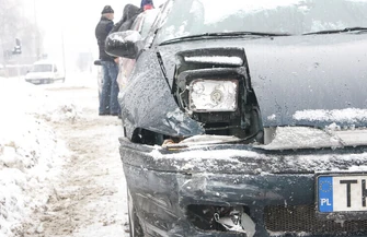 Karambol na skrzyżowaniu zderzyły się cztery samochody