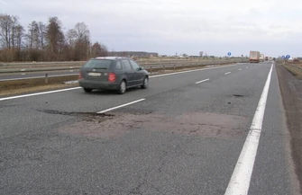 DK1 dziurawa jak ser ponad 70 kolizji na drodze